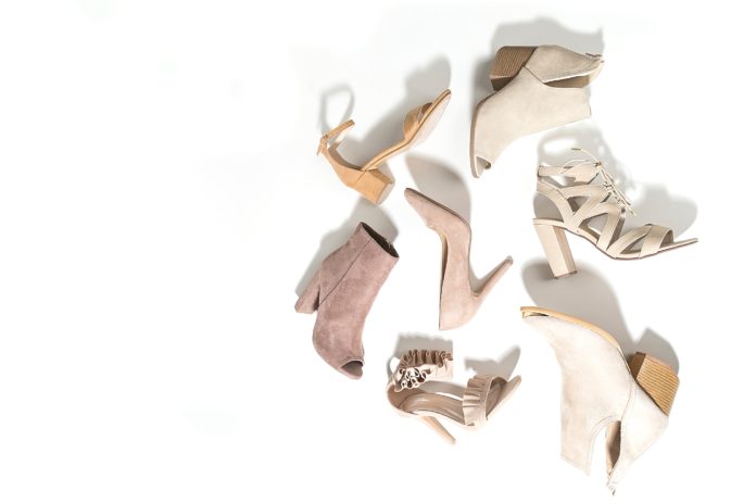 Beżowe buty damskie na białym tle Beżowe buty damskie na białym tle