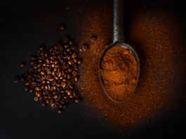 kawa mielona kawa ziarnista na łyżeczce