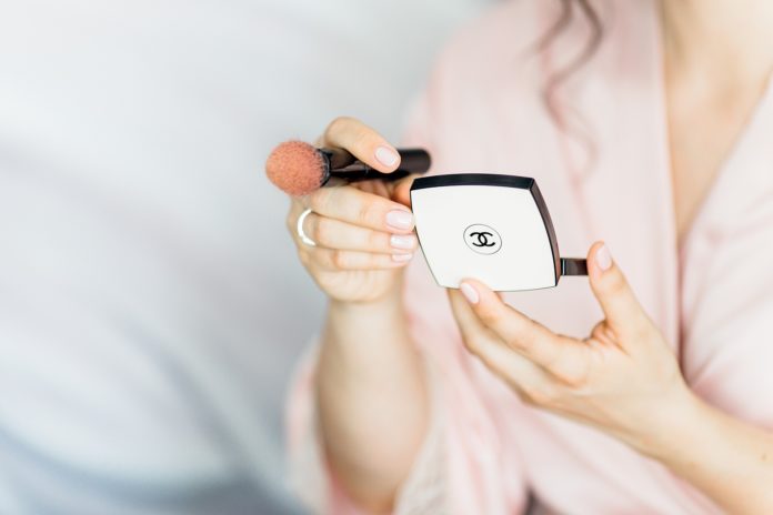 kobieta z pudrem chanel kobieta z pudrem chanel