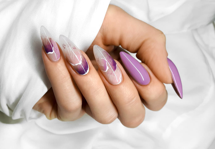 zadbane dłonie z pięknym fantazyjnym manicure