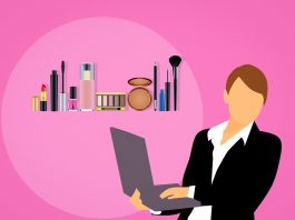 kobieta przy laptopie make up