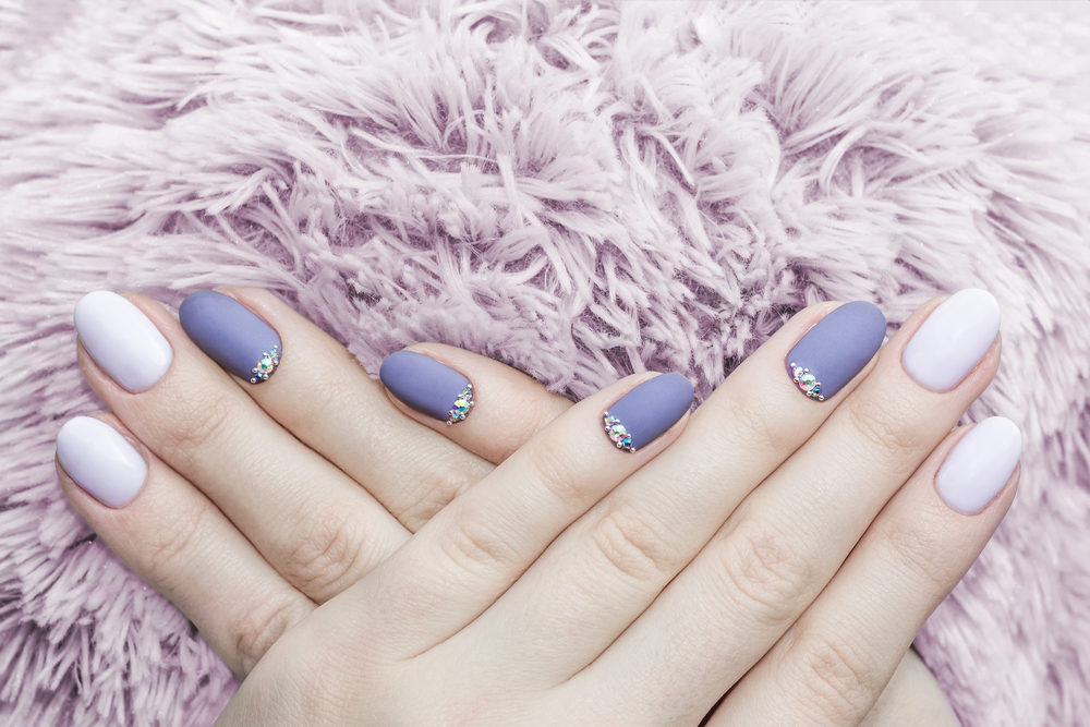 Manicure ślubny - kolor przewodni