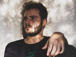 mężczyzna z gęstymi włosami