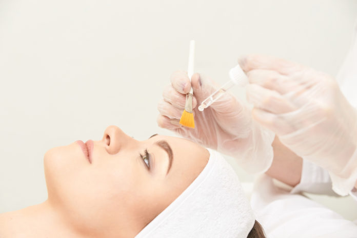 peeling chemiczny w gabinecie medycyny estetycznej peeling chemiczny w gabinecie medycyny estetycznej