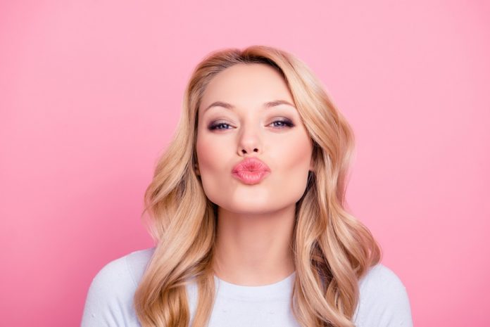 piękna blondynka na różowym tle piękna blondynka na różowym tle