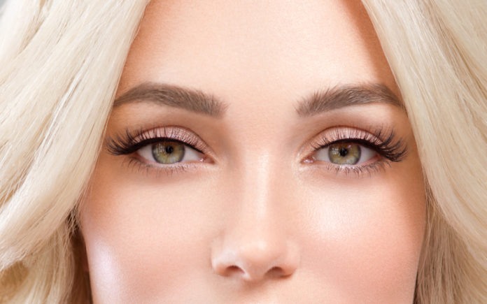 piękna blondynka sztuczne rzęsy piękna blondynka sztuczne rzęsy