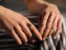 piękne kobiece zadbane dłonie