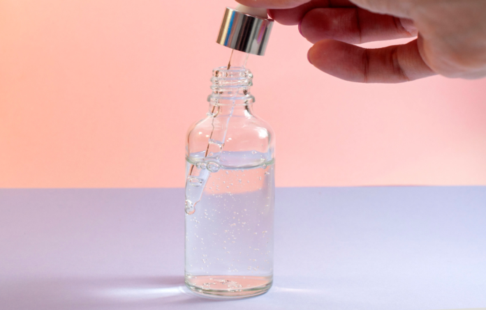 serum w szklanej buteleczce z pipetą