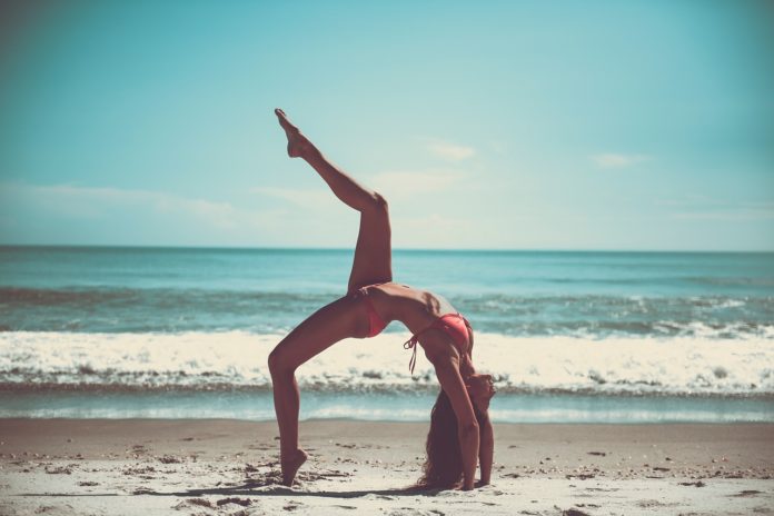 Wydepilowana kobieta - joga na plaży