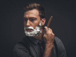 mężczyzna golący brodę